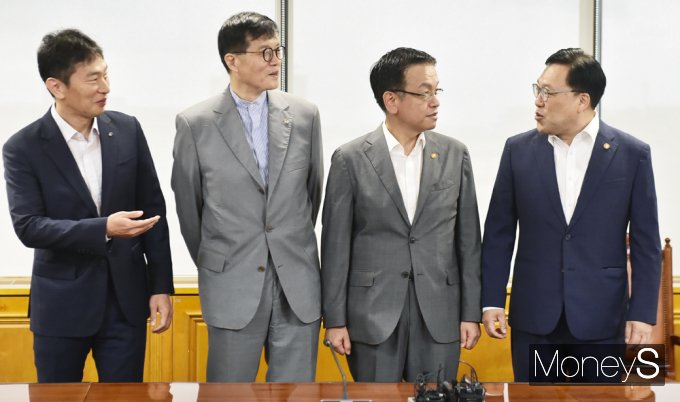 ▲ 이복현 금융감독원장(왼쪽부터), 이창용 한국은행 총재, 최상목 경제부총리 겸 기획재정부 장관, 김병환 금융위원장