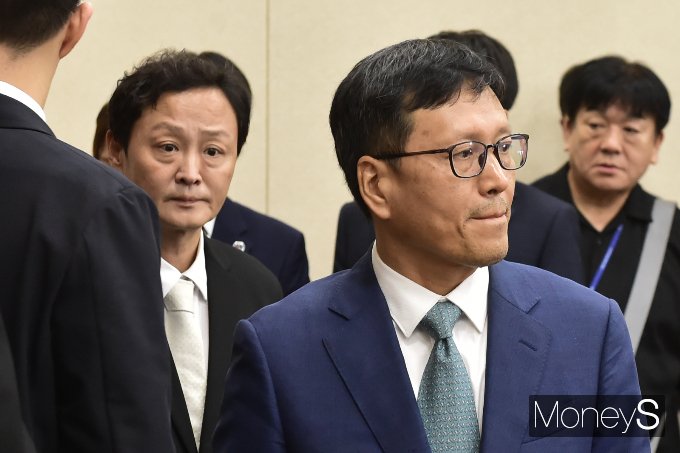 검찰이 판매대금 미정산 사태를 일으킨 티몬·위메프(티메프) 본사와 이들의 모회사인 큐텐그룹을 이끄는 구영배 대표의 자택 등에 대한 압수수색에 나섰다. 구영배 큐텐그룹 대표(오른쪽)와 류광진 티몬 대표가 지난달 30일 서울 영등포구 여의도동 국회에서 진행된 국회 정무위원회 티메프 미정산 사태 관련 긴급 현안 질의에 출석했다. /사진=임한별 기자