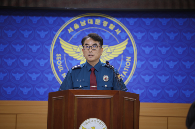 경찰이 1일 시청역 역주행 사고 수사 결과 피의자의 운전 조작 미숙으로 확인됐다고 전했다. 사진은 류제혁 남대문경찰서장이 1일 서울 중구 남대문경찰서에서 시청역 역주행 교통사고 종합 수사결과를 발표하는 모습. /사진=뉴시스 