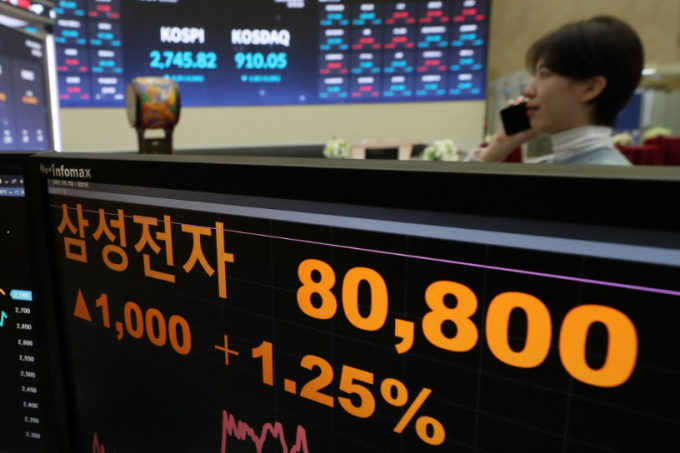 1일 오전 반도체 대장주 주가가 동반 상승했다. 28일 서울 여의도 한국거래소에 삼성전자의 종가가 표시돼 있다. /사진=(서울=뉴스1) 이승배 기자