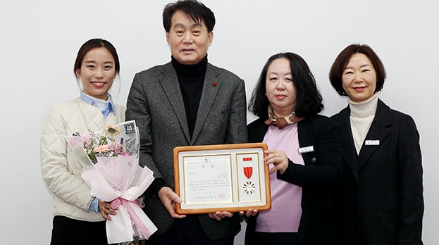 군포시 관계자들이 '제1회 대한민국 평생학습도시 좋은 정책상' 공모전에서 수상 후 기념촬영하는 모습 사진제공=군포시