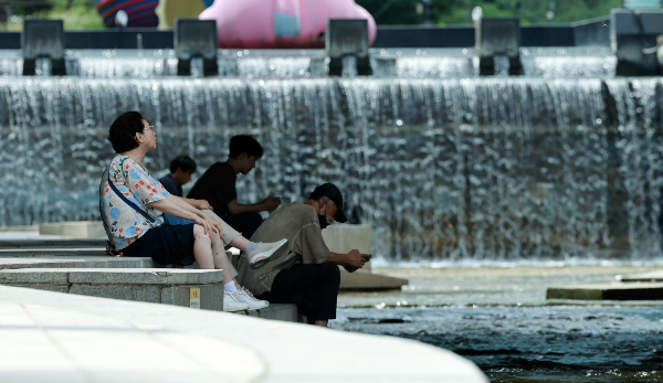 오는 2일 전국이 흐린 가운데 무더운 날씨가 이어질 것으로 예상되며 수도권과 강원권, 충청권에 비가 내릴 것으로 예상된다. 사진은 지난달 31일 서울 청계천에서 더위를 피하는 시민의 모습. /사진=뉴시스