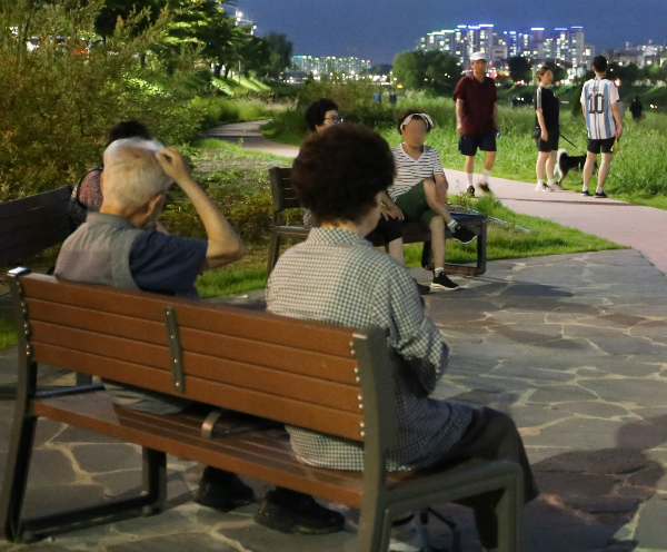 기상청이 정례 브리핑 발표에서 폭염과 열대야가 8월 초에도 이어질 것으로 예상했다. 사진은 지난달 29일 청주 무심천에서 더위를 피하는 시민의 모습. /사진=뉴시스