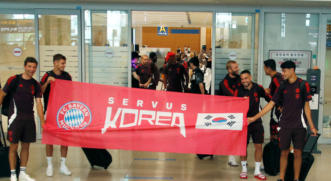 오는 3일 토트넘과 맞대결을 펼치는 독일 프로축구 바이에른 뮌헨 선수단이 'KOREA'라고 적힌 붉은 플래카드를 펼쳐 보이며 입국했다. /사진= 뉴스1
