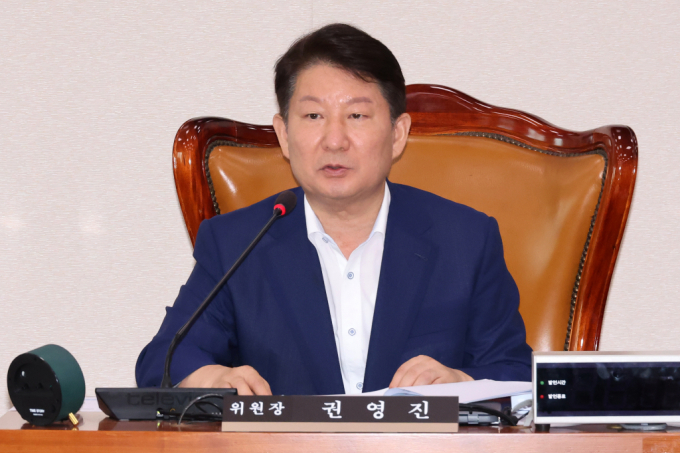 1일 오전 서울 여의도 국회에서 열린 국토교통위원회 제2차 국토법안심사소위원회에서 권영진 소위원장이 전세사기피해자 지원 및 주거안정에 관한 특별법 일부개정법률안을 심사를 위한 회의를 주재하고 있다./사진제공=뉴시스