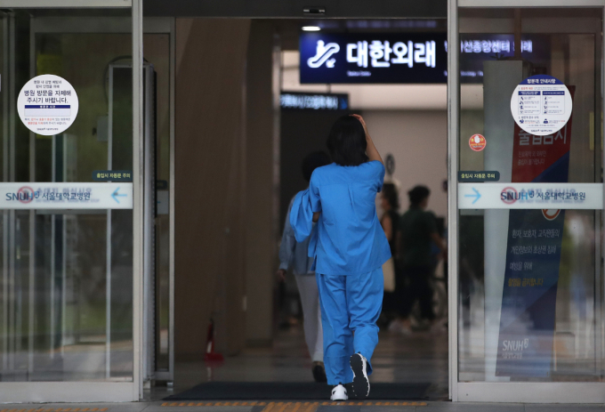 전공의 대부분이 하반기 모집에 지원하지 않은 것으로 나타났다. 사진은 서울 소재 대학병원에서 이동하는 의료진. /사진=뉴스1