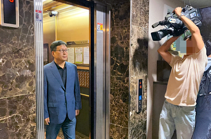 구영배 큐텐그룹 대표 자택 압수수색 등 티몬·위메프(티메프) 미정산 사태와 관련해 검경이 수사망을 좁혀나가고 있다. 구 대표가 지난 1일 오후 검찰의 자택 압수수색 협조를 위해 자택으로 들어서고 있다. /사진=뉴스1