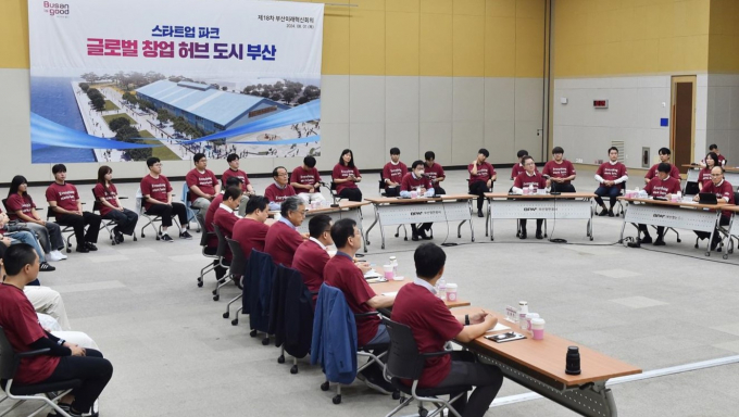 1일 박형준 부산시장, 강석훈 산업은행 회장, 방성빈 부산은행장 등과 민관 전문가들이 글로벌 창업허브 부산의 성공을 위해 머리를 맞댔다./사진=부산시