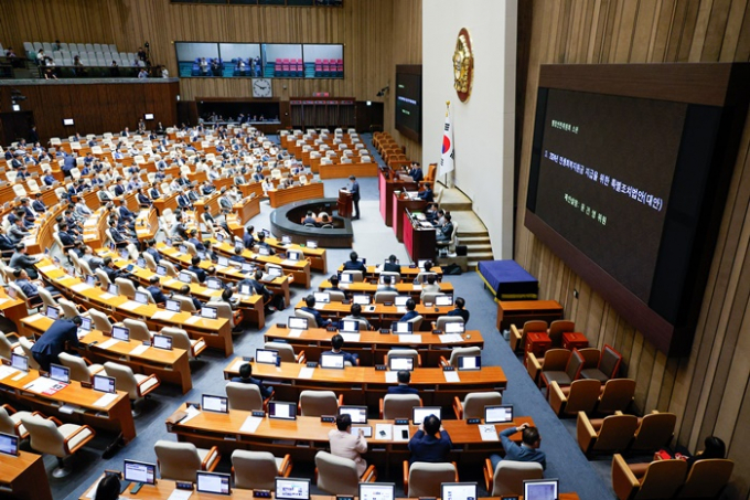국민의힘이 국회 본회의에 민생회복지원금법(2024년 민생위기 극복을 위한 특별조치법안)이 상정에 반대하며 필리버스터(무제한 토론)를 신청했다. 사진은 윤건영 더불어민주당 의원이 1일 서울 여의도 국회에서 열린 제416회국회(임시회) 제2차 본회의에서 민생회복지원금법을 설명하는 모습. /사진=뉴스1