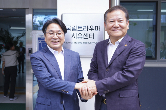강기정 광주광역시장(왼쪽)과 이상민 행정안전부 장관이 1일 오전 서구 화정동 국립국가폭력트라우마치유센터를 방문해 내부시설을 둘러본 뒤 손을 맞잡고 기념촬영을 하고 있다./사진=광주시 