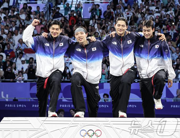 대한민국 펜싱 대표팀 구본길, 오상욱, 박상원, 도경동이 1일(한국시간) 프랑스 파리 그랑 팔레에서 열린 2024 파리올림픽 펜싱 남자 사브르 단체 시상식에서 시상대로 오르고 있다. 2024.8.1/뉴스1 ⓒ News1 이동해 기자