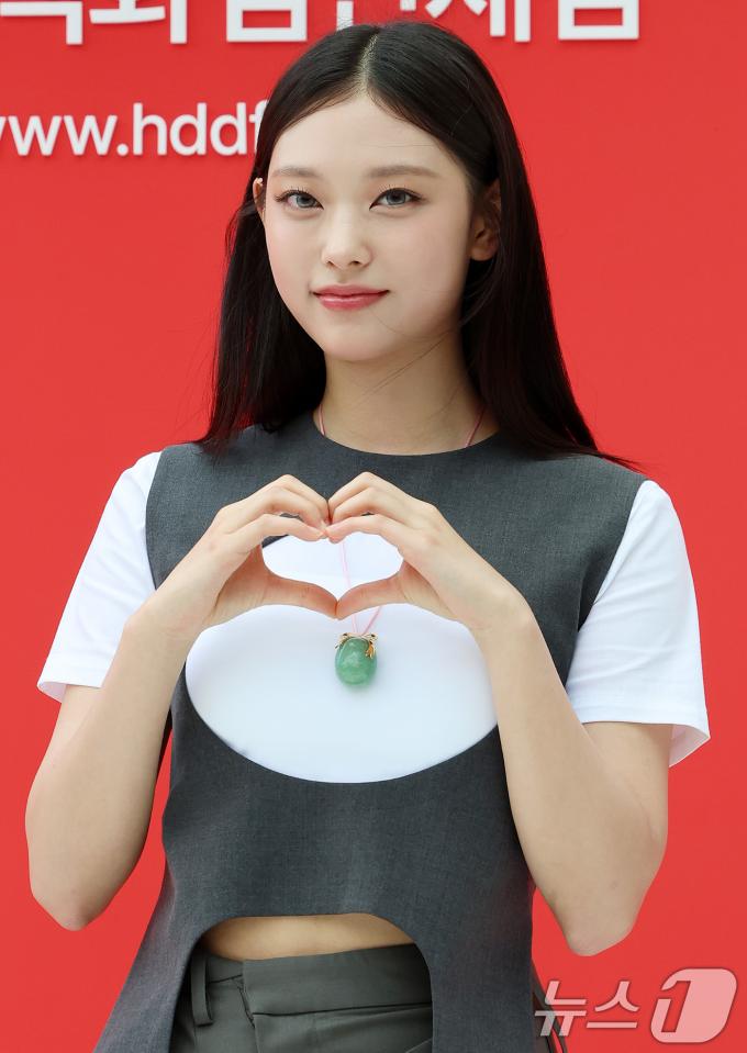 [사진] 뉴진스 해린, 고양이 눈매에 빠져들어요