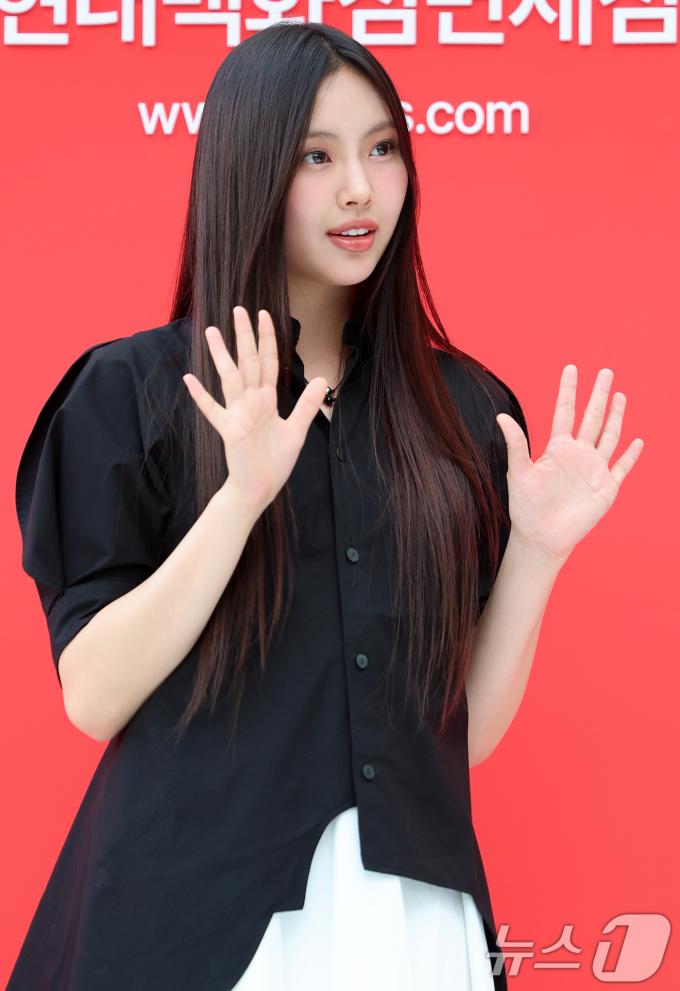 [사진] 뉴진스 혜인, 팬들 향해 사랑스러운 인사