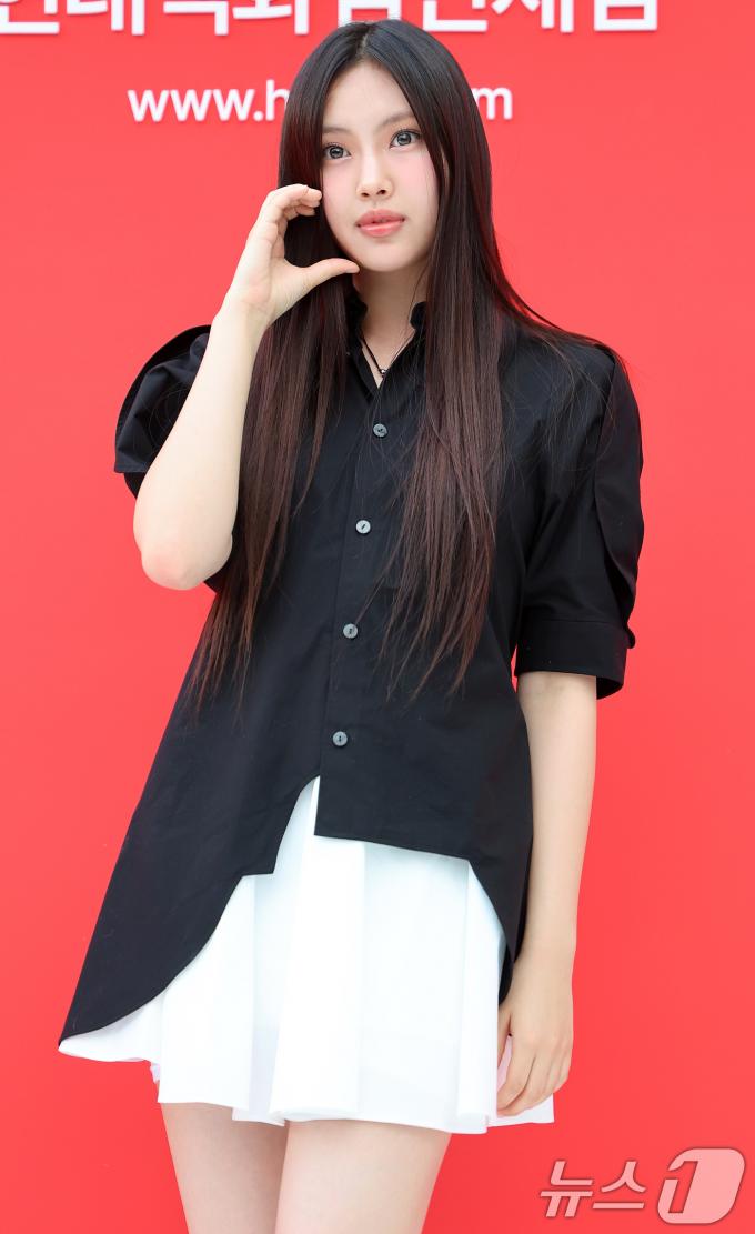 [사진] 뉴진스 혜인, 깜찍하게 볼하트
