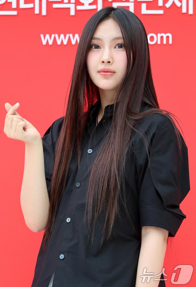 [사진] 뉴진스 혜인, 막내의 깜찍한 손하트