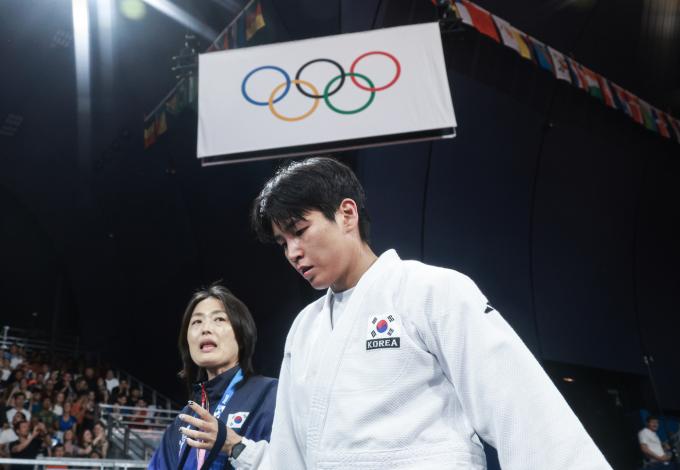 대한민국 유도대표팀 윤현지가 1일(한국시간) 프랑스 파리 샹 드 마르스 아레나에서 열린 2024 파리올림픽 유도 여자 -78kg 토너먼트 32강 영국의 엠마 리드와의 경기에서 승리한 후 경기장을 나서고 있다. 2024.8.1/뉴스1 ⓒ News1 박정호 기자