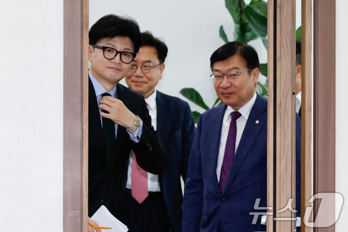 한동훈 국민의힘 대표(왼쪽부터), 서범수 사무총장, 정점식 정책위의장이 1일 오전 서울 여의도 국회에서 열린 최고위원회의에 입장하고 있다. 2024.8.1/뉴스1 ⓒ News1 안은나 기자
