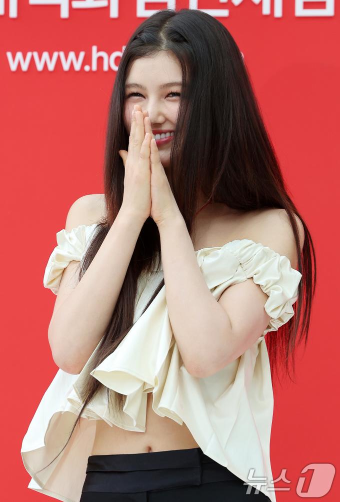 [사진] 뉴진스 다니엘, 쑥스러워요!