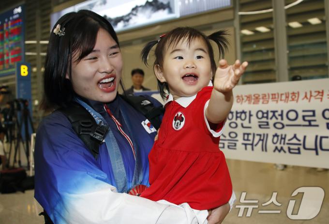 [사진] 금지현, 붕어빵 딸 서아 안고 행복 미소
