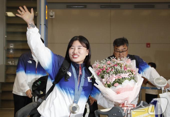 [사진] 금지현, 은메달 목에 걸고 행복한 귀국