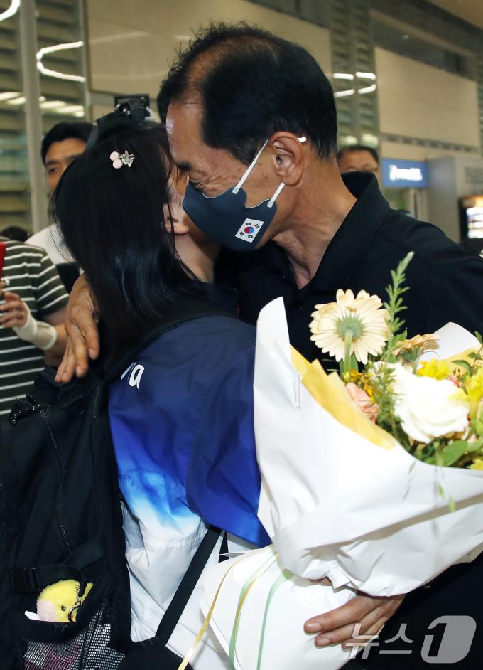 [사진] 금지현, 아빠 저 은메달 따왔어요