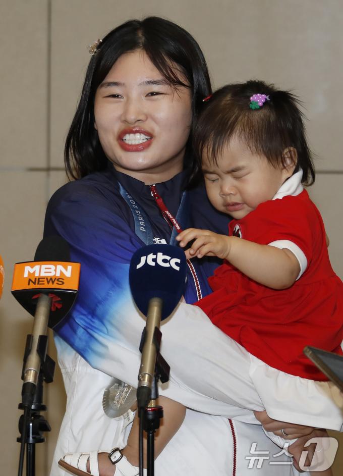[사진] 인터뷰 하는 금지현