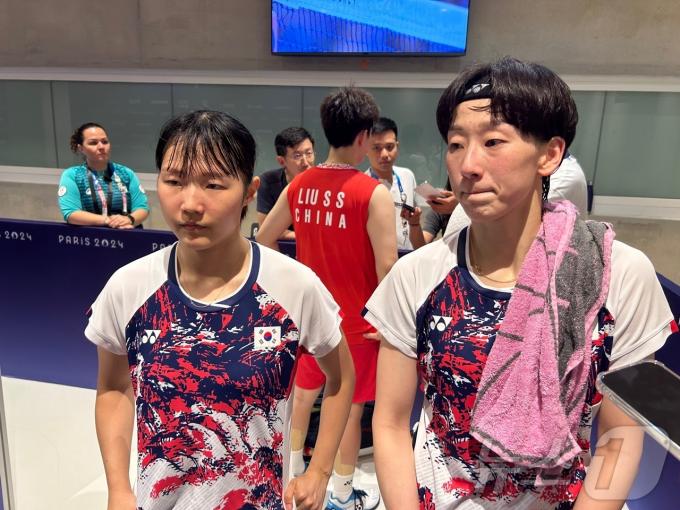 2024 파리 올림픽 배드민턴 여자복식 8강 탈락 후 먹먹한 표정으로 인터뷰를 하고 있는 이소희(오른쪽)와 백하나. 2024.8.1/뉴스1 ⓒ News1 문대현 기자