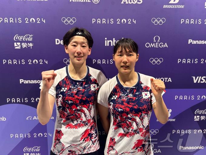 2024 파리 올림픽 배드민턴 여자복식 8강 탈락 후 마지막으로 취재진 앞에 선 이소희(오른쪽)와 백하나. 2024.8.1/뉴스1 ⓒ News1 문대현 기자