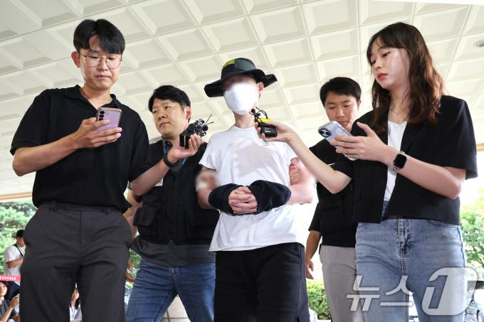 아파트 이웃 주민에게 일본도를 휘둘러 숨지게 한 혐의를 받는 30대 남성 A씨가 1일 오전 서울 마포구 서울서부지방법원에서 열린 구속 전 피의자 심문(영장실질심사)에 출석하고 있다.. 2024.8.1/뉴스1 ⓒ News1 신웅수 기자