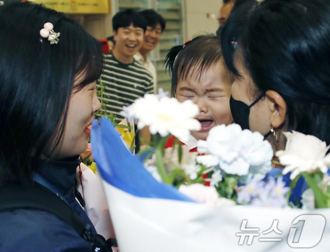 [사진] 금지원 딸, 엄마 보자마자 닭똥같은 눈물 뚝뚝