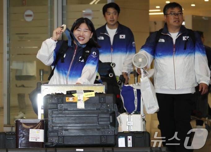 [사진] 금지현, 은메달 목에 걸고 금의환향