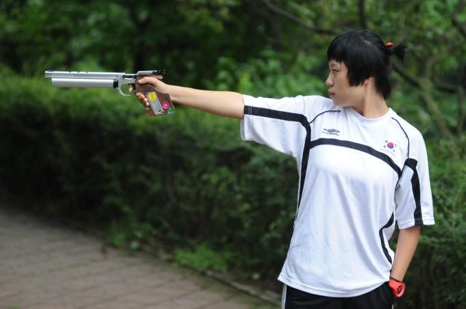 김예지가 충북체고 3학년에 재학중이던 2010년 5월 대통령경호처장기에 참가했을 당시 사격하는 모습.(대한사격연맹 제공)