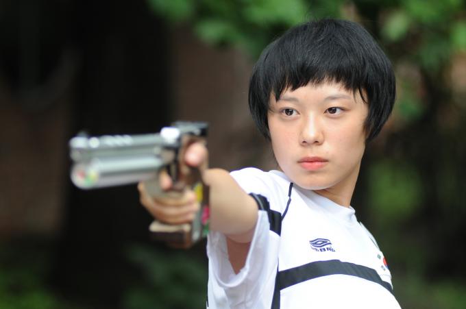 김예지가 충북체고 3학년에 재학중이던 2010년 5월 대통령경호처장기에 참가했을 당시 사격하는 모습.(대한사격연맹 제공)