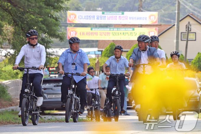 [사진] 전기자전거 투어 나선 유인촌 문체부 장관