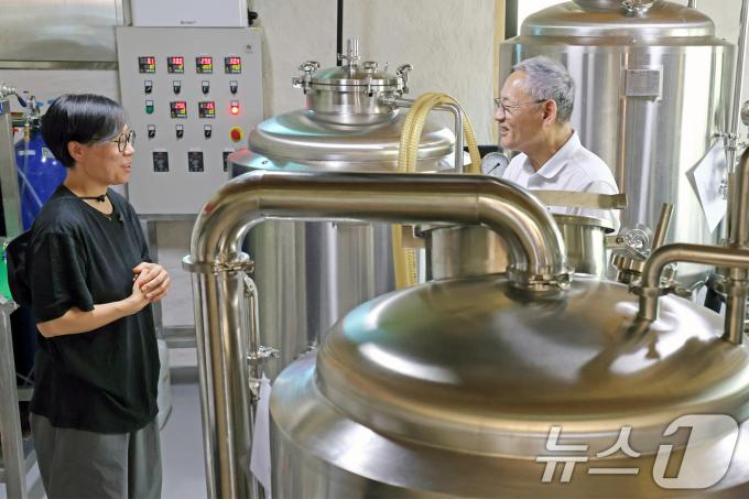 [사진] 충남 맥주 양조장 찾은 유인촌 문체부 장관