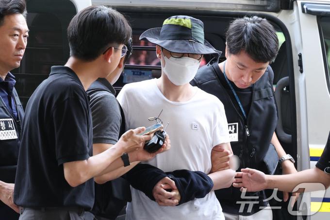 아파트 이웃 주민에게 일본도를 휘둘러 숨지게 한 혐의를 받는 30대 남성 A씨가 1일 오전 서울 마포구 서울서부지방법원에서 열린 구속 전 피의자 심문(영장실질심사)에 출석하고 있다. 2024.8.1/뉴스1 ⓒ News1 신웅수 기자