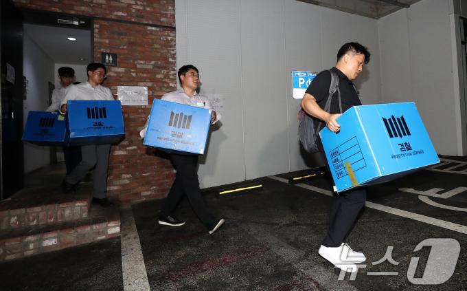 [사진] 위메프 본사 압수수색 종료 '줄줄이 나오는 압수물'