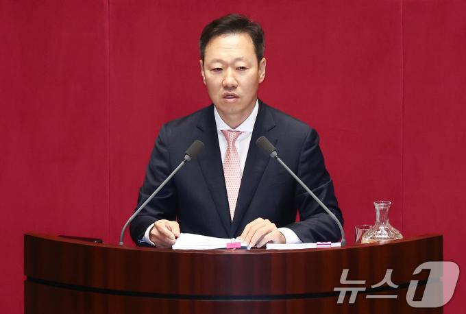 박수민 국민의힘 의원이 1일 오후 서울 여의도 국회에서 열린 제416회국회(임시회) 제2차 본회의에서 2024년 민생회복지원금 지급을 위한 특별조치법안(대안)에 반대하는 무제한 토론(필리버스터)을 하고 있다. 2024.8.1/뉴스1 ⓒ News1 김민지 기자