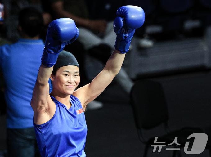 [사진] 경기장 들어서는 北 방철미