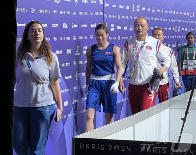 북한 권투선수 방철미(가운데)가 2일 오전(한국시간) 열린 2024 파리 올림픽 권투 여자 복싱 54㎏급 8강전에서 승리한 후 공동취재구역을 통과하고 있다. 2024.8.2/뉴스1 ⓒ News1 이상철 기자