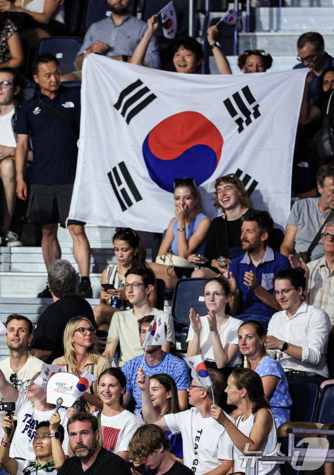 [사진] 태극기 들고 응원