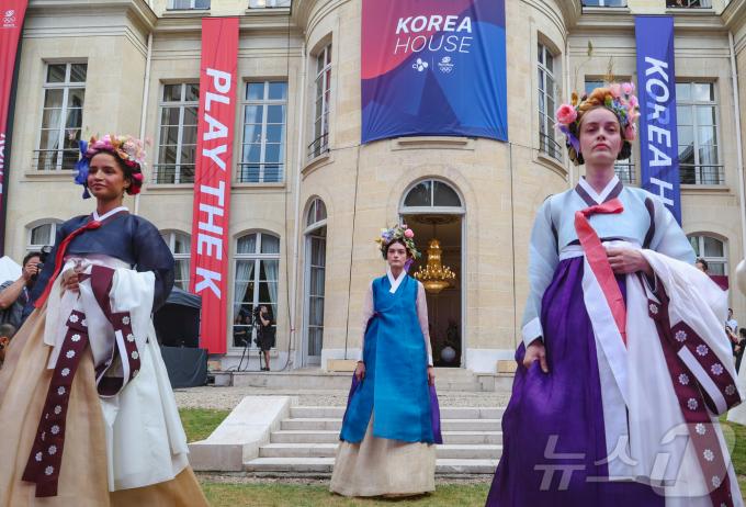 [사진] '한국의 날' 행사, 파리에서 선보이는 한복 패션쇼