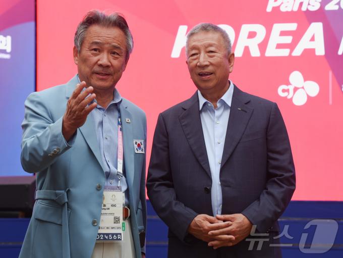 [사진] '한국의 날' 행사, 대화나누는 이기흥 회장과 IOC위원들