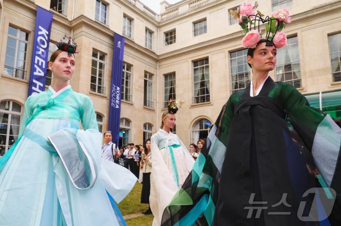 [사진] '한국의 날'행사, 파리서 선보인 한복패션쇼