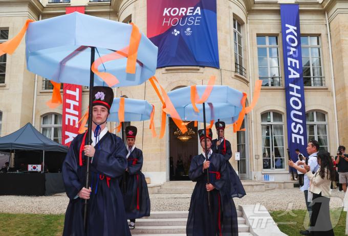 [사진] 파리 한복 패션쇼, 런웨이로 분한 코리아하우스