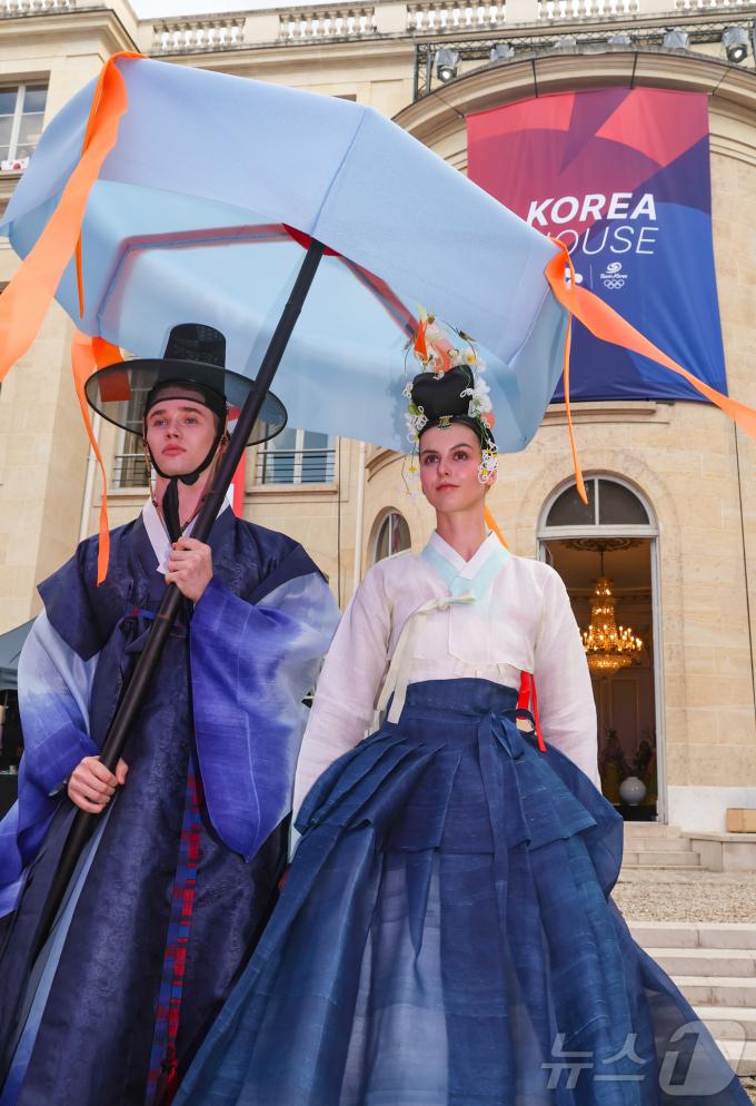 [사진] '한국의 날' 행사, 파리에서 선보이는 한복 패션쇼