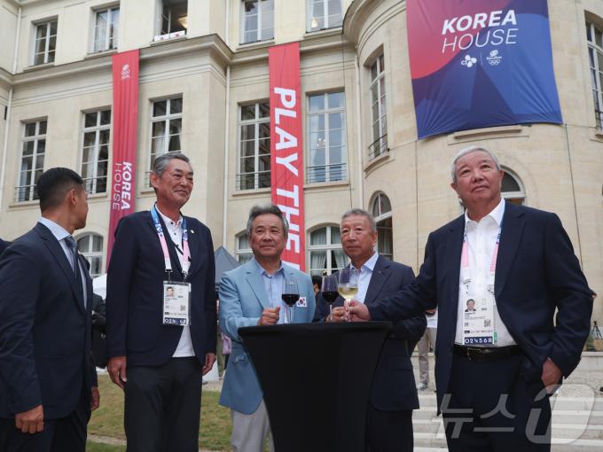 [사진] '한국의 날' 행사, 영상 시청하는 이기흥 회장과 IOC위원들
