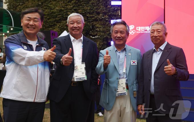 [사진] '한국의 날' 행사, 대화나누는 이기흥 회장과 IOC위원들