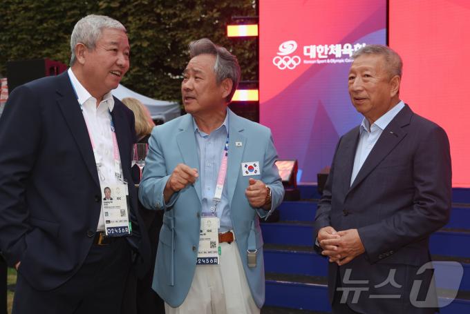 [사진] '한국의 날' 행사, 대화나누는 이기흥 회장과 IOC위원들