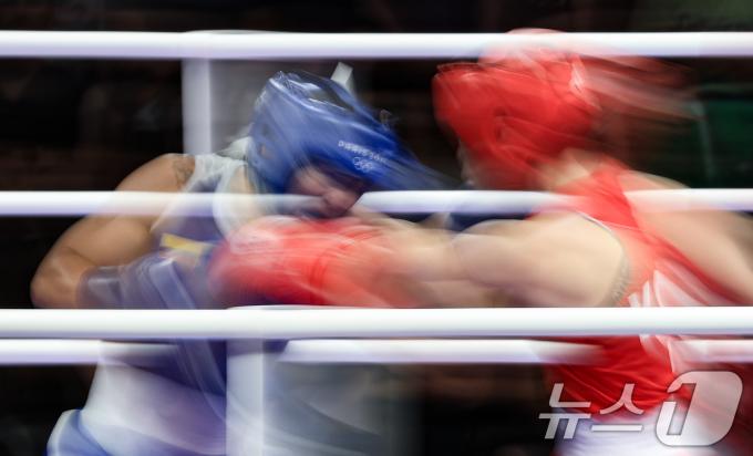 대한민국 복싱 대표팀 임애지 선수가 2일 오전(한국시간) 프랑스 파리 노스 파리 아레나에서 진행된 복싱 여자 54kg급 준준결승에서 콜롬비아의 예니 마르셀라 아리아스 카스타네다 선수와 치열한 승부를 펼치고 있다. 2024.8.2/뉴스1 ⓒ News1 박정호 기자
